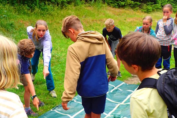 Kinder am Spielen in der Herbstfreizeit Thüringen im Wald