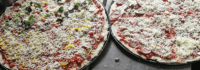 Selbstbelegte Pizza im Waldcamp