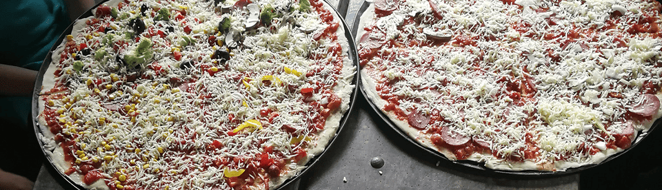 Selbstbelegte Pizza im Waldcamp