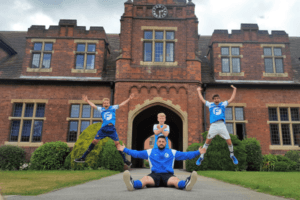 Spaß haben vorm College im England Ostern Camp