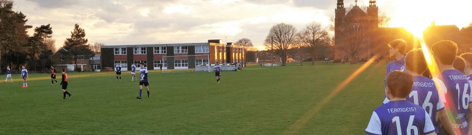Kinder auf dem Fussballplatz
