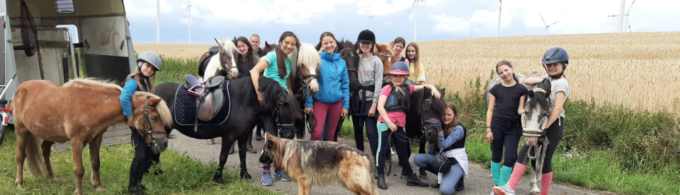 Gruppe Kinder beim Ausritt