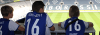 Jungen im Stadion