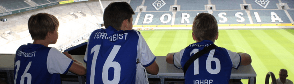 Jungen im Stadion