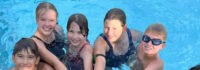 Teilnehmende im Schwimmbad