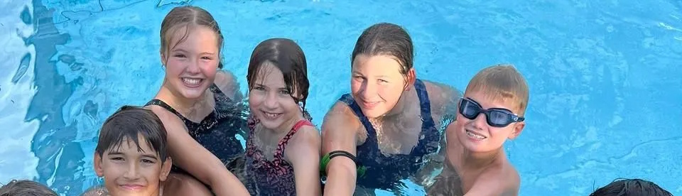 Teilnehmende im Schwimmbad