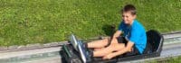 Junge auf der Sommerrodelbahn