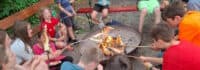 Stockbrot über dem Lagerfeuer