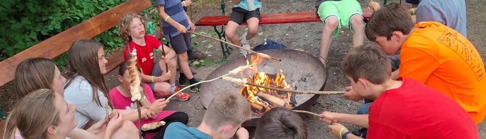 Stockbrot über dem Lagerfeuer