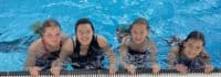 Vier Mädchen im Schwimmbad