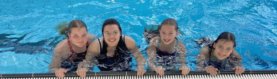 Vier Mädchen im Schwimmbad