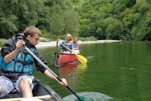 Kinder am Kanufahren im Abenteruermix Frankreich