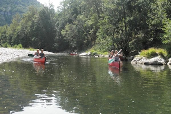 Kinder am Kanufahren im Abenteuermix Frankreich