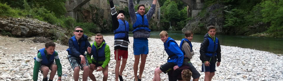 Viele Jungs posieren für ein gemeinsames Bild in einer Pause vom Kanufahren