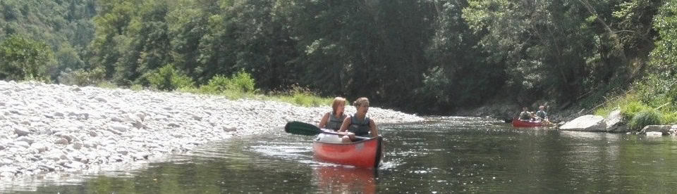 Zwei Kanus sind auf dem Fluss am paddeln