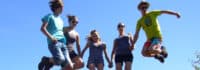 Sprungbild von fünf Freunden