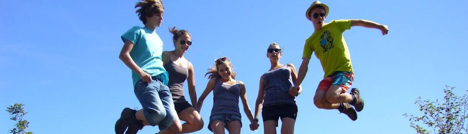 Sprungbild von fünf Freunden