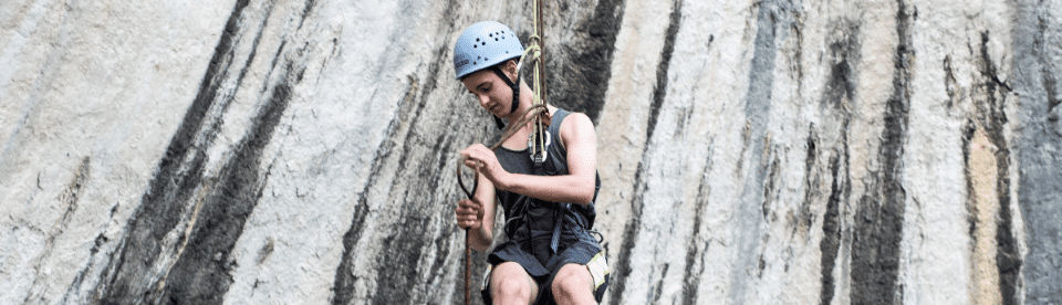 Junge hängt im Seil