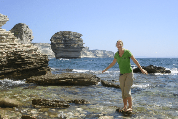 Frau steht im Wasser bei der Wanderfreizeit auf Korsika