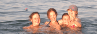 Vier Kinder im Wasser