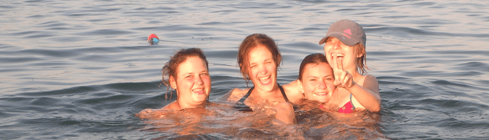 Vier Kinder im Wasser