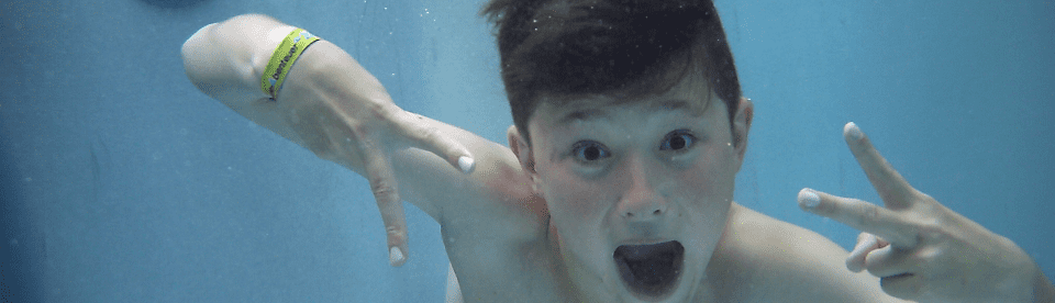 Junge unter Wasser