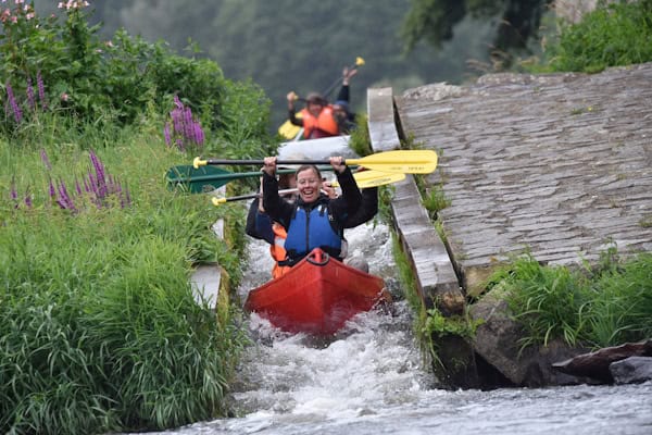 Eine Familie beim Kanufahren im Familiencamp Bayerischer Wald
