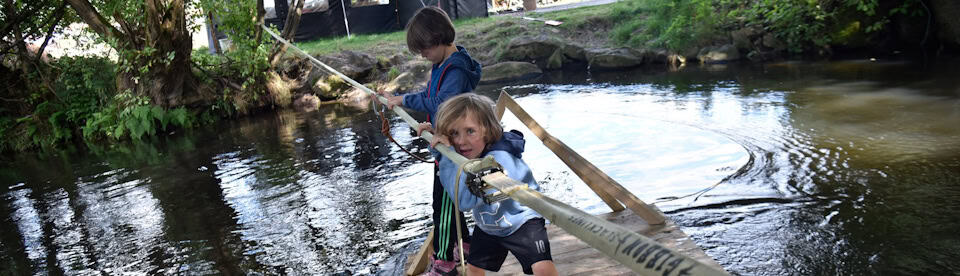 Zwei Kinder auf einem Floß
