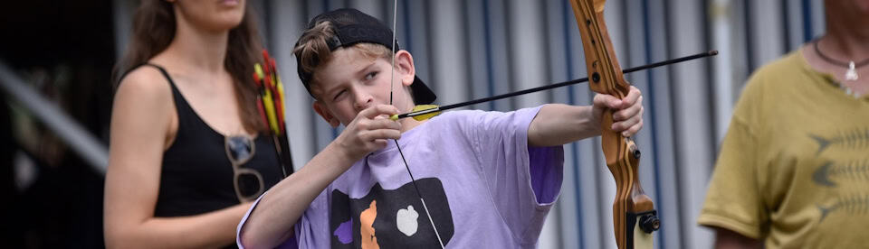 Ein Junge beim Bogenschießen