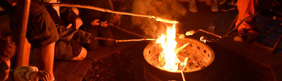 Stockbrot machen am Lagerfeuer