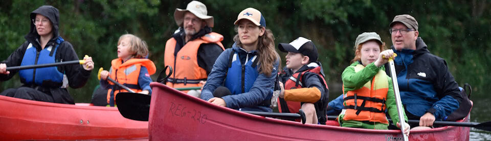 Zwei Familien beim Kanufahren