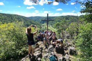 Teilnehmer beim Aussichtspunkt bei der Wanderung im Familiencamp im Frankenjura