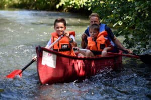 Eine Familie beim Kanufahren