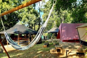 Camp mit Zelten und Hängematte
