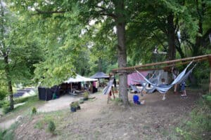 Camp mit vielen Hängematten