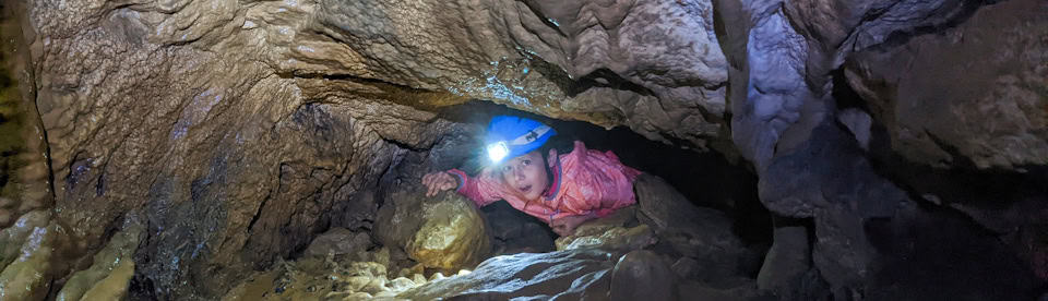 Ein Kind bei der Höhlenerkundung