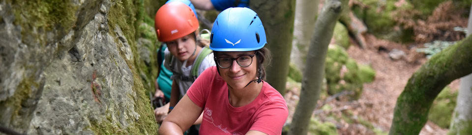 Familie beim Klettern