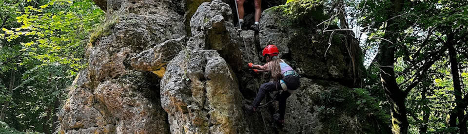 Ein Mädchen am Klettern