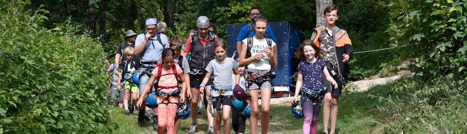 Gruppe auf dem Weg zum Klettern