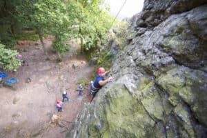 Klettern an einer Felswand