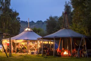 Campplatz abends mit Beleuchtung