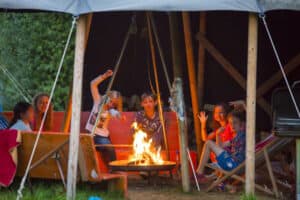 Lagerfeuerabend im Familiencamp