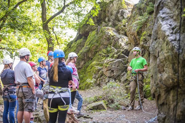 Klettereinweisung im Familiencamp Naheland