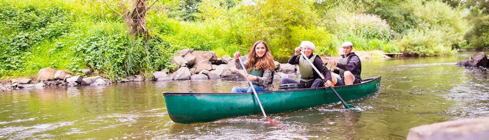 Eine Familie beim Kanu fahren