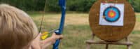 Ein Junge beim Bogenschießen
