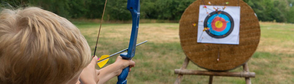 Ein Junge beim Bogenschießen