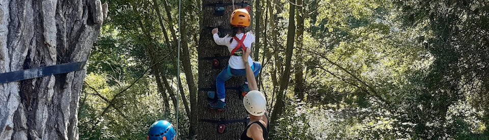 Eine Mutter hilft ihrem Kind beim Klettern