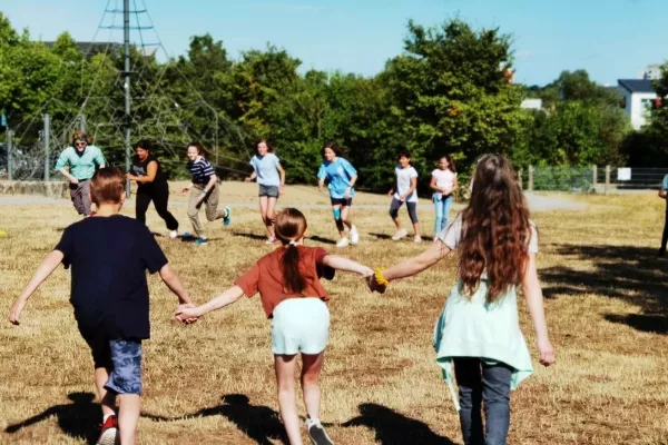 Kinder spielen Kettenfangen