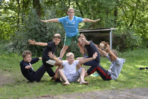 Kinder beuen eine Pyramide in den Feriencamps Hamburg