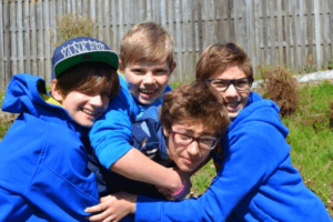 Vier Jungs bei einer Gruppenumarmung